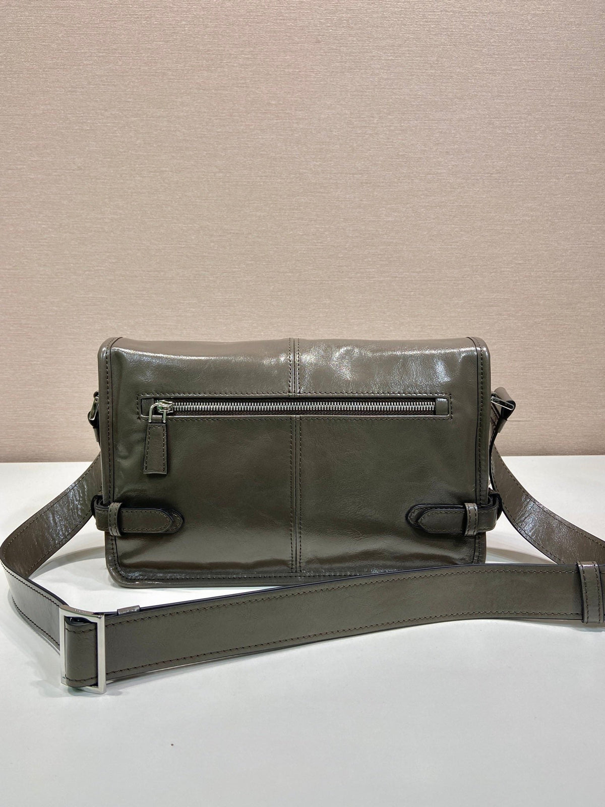 MESSENGER BAG 30 IN TROUT GRAY SOFT AND SHINY CALFSKIN