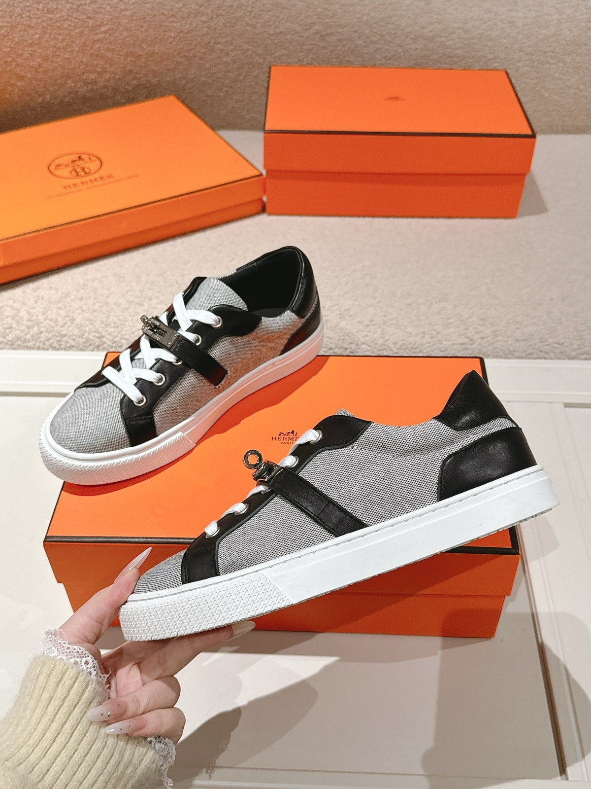HM 25ss Kelly Buckle Sneakers Black Gray Cowhide Canvas 577490