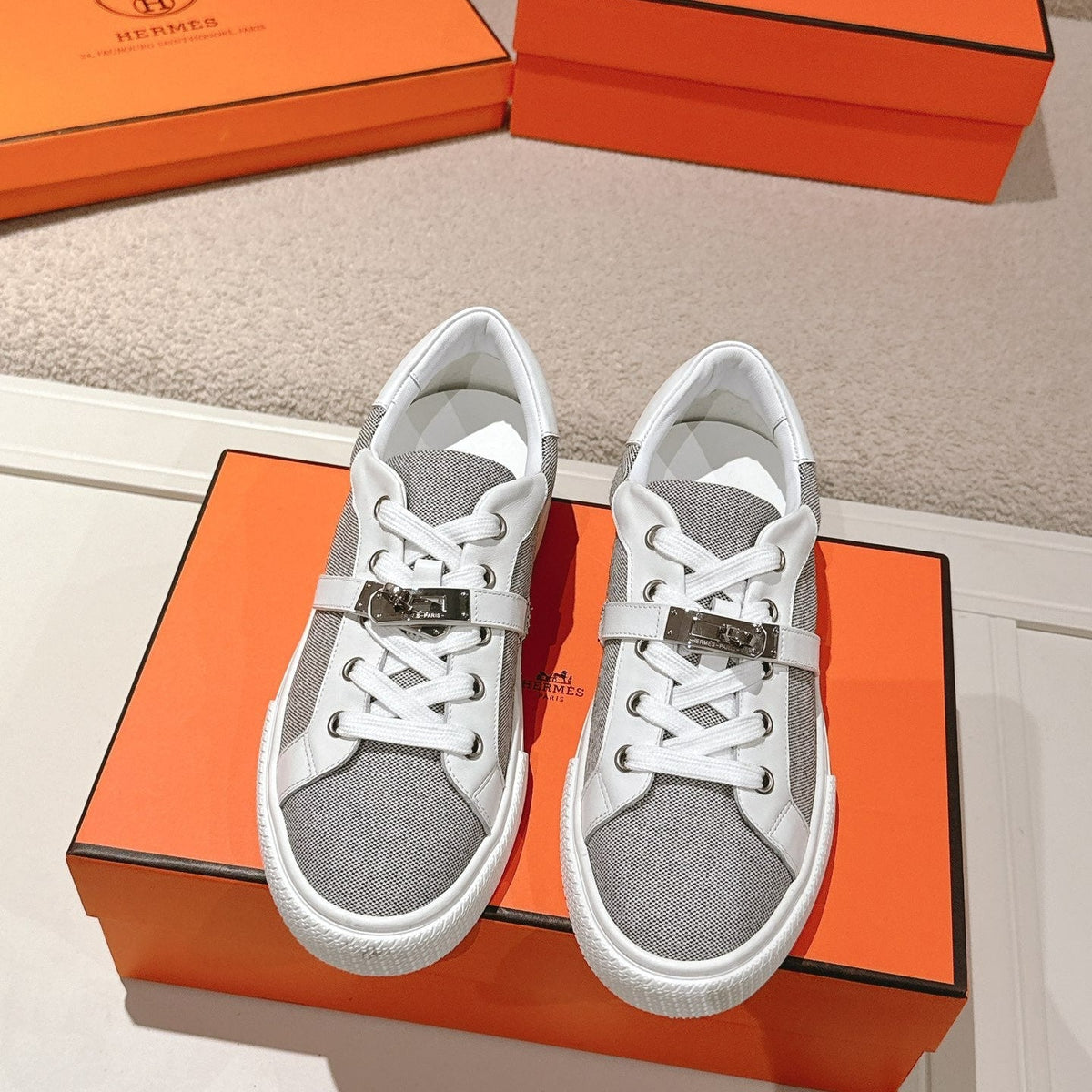 HM 25ss Kelly Buckle Sneakers White Gray Cowhide Canvas 577491