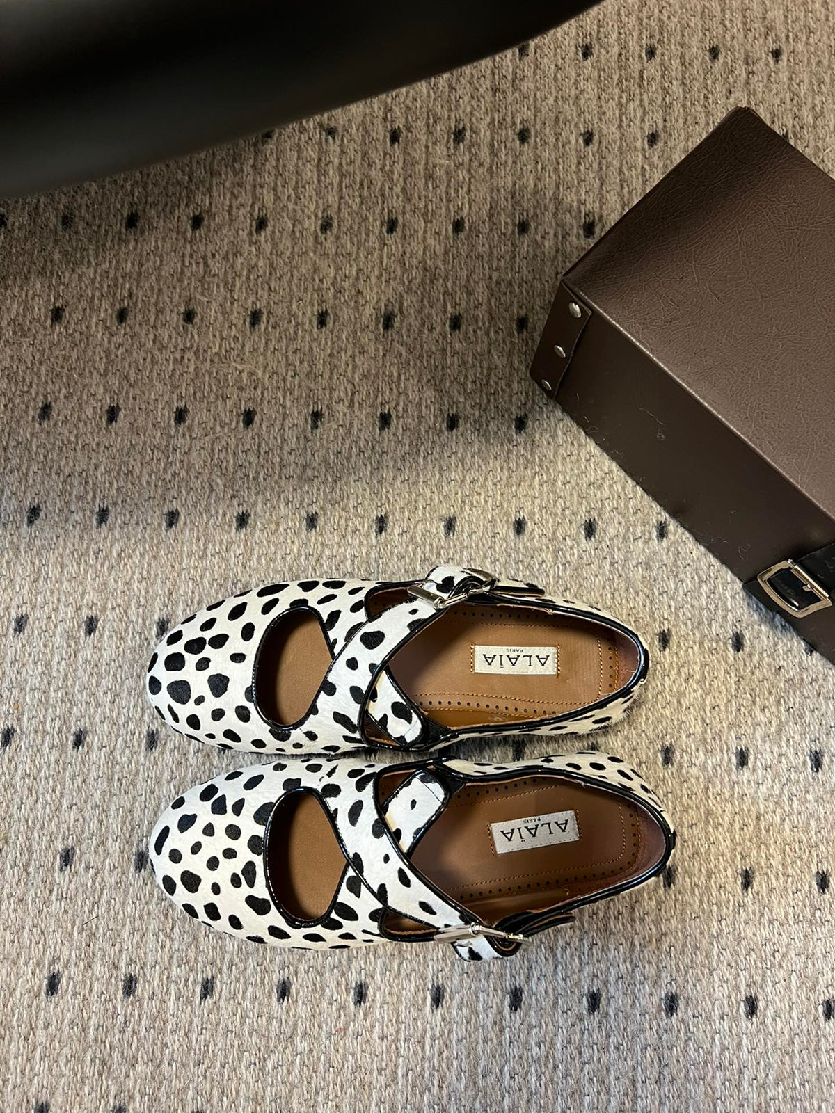 Alaia 25 Criss Cross With Stud Ballet Flats Black White Suede Sheepskin 303694