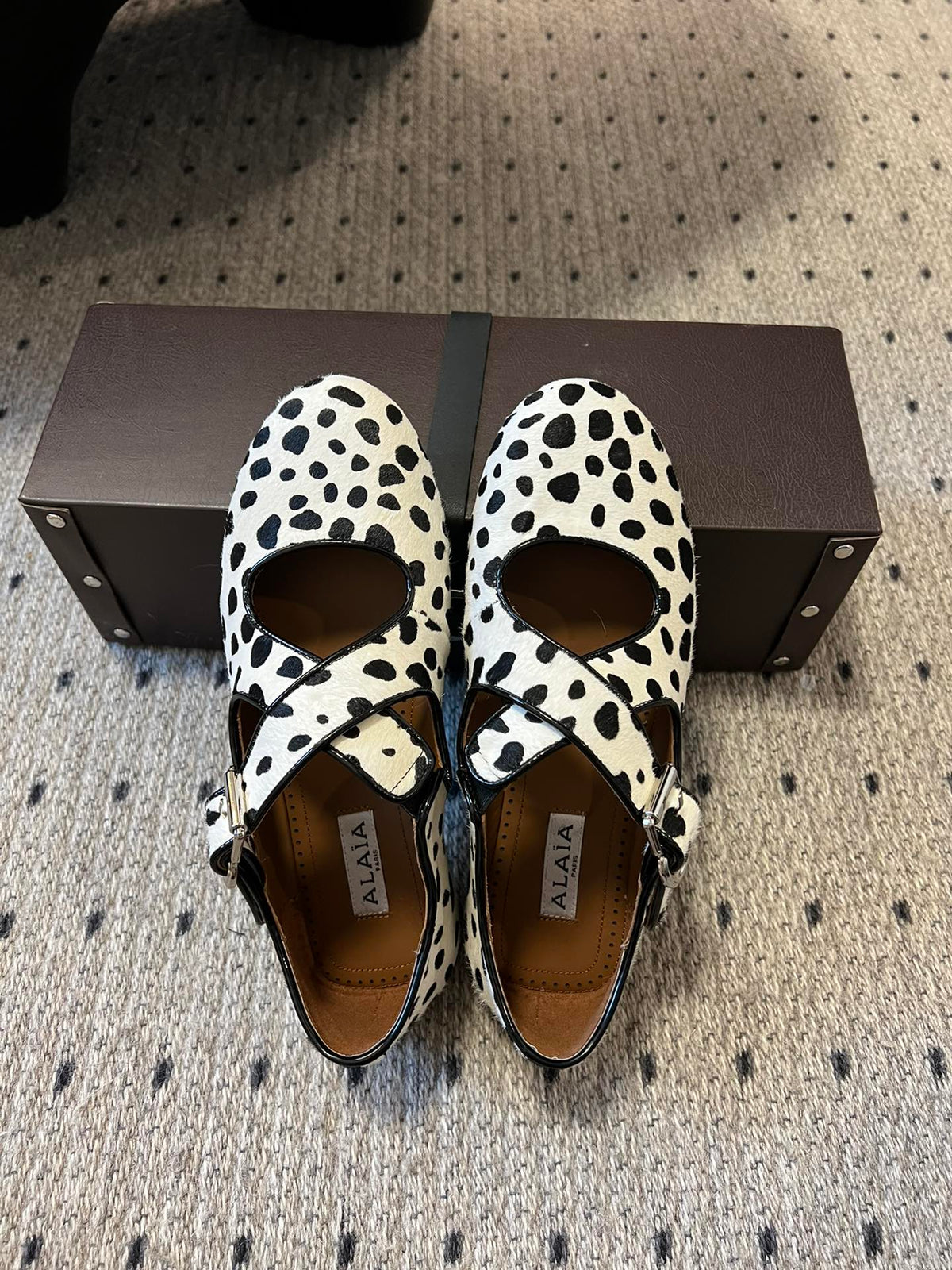 Alaia 25 Criss Cross With Stud Ballet Flats Black White Suede Sheepskin 303694