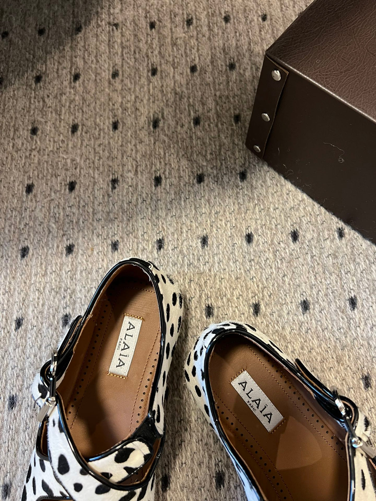 Alaia 25 Criss Cross With Stud Ballet Flats Black White Suede Sheepskin 303694