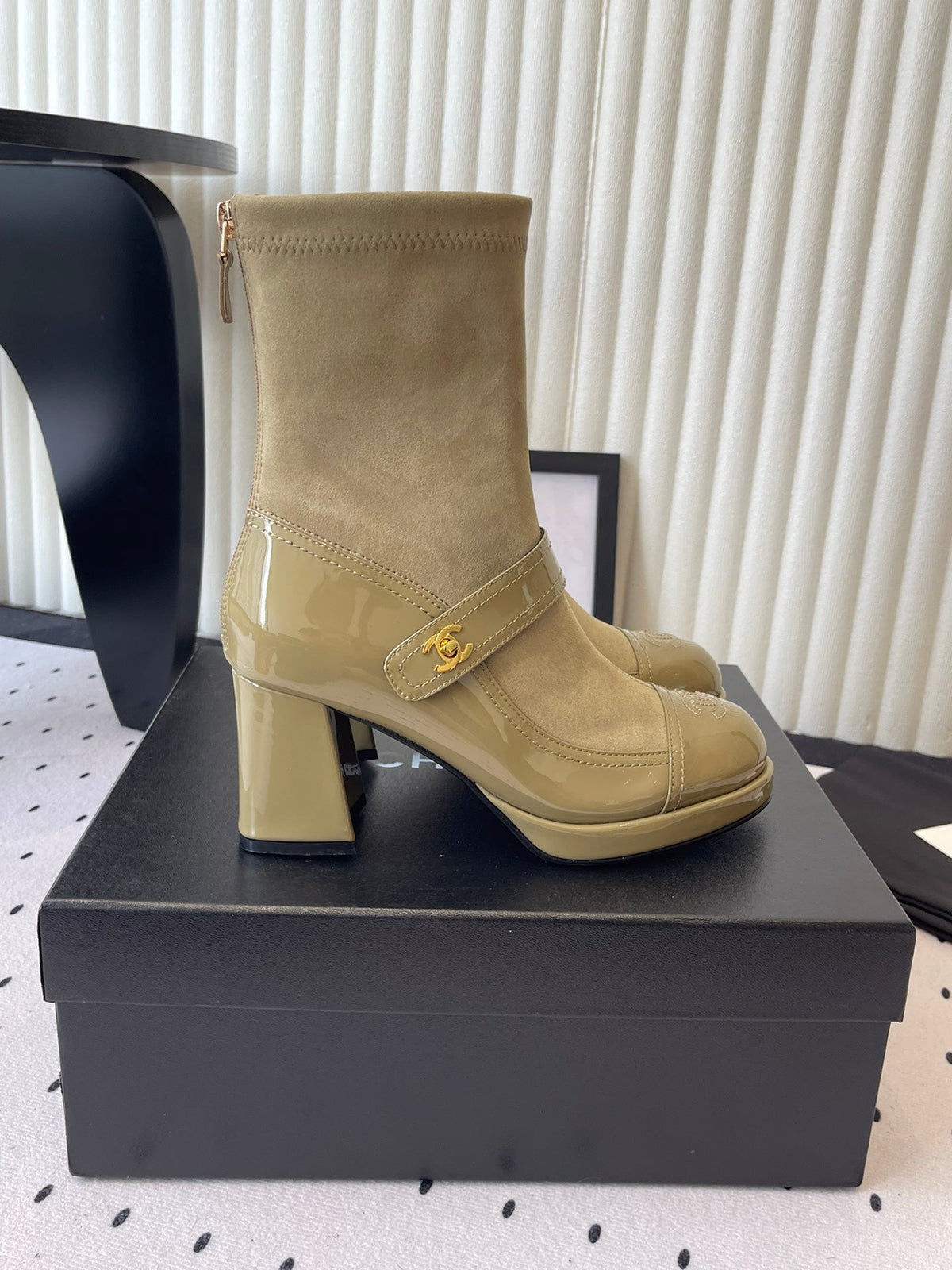 CC 25 Short Boot Olive Green Suede Patent Leather 514104