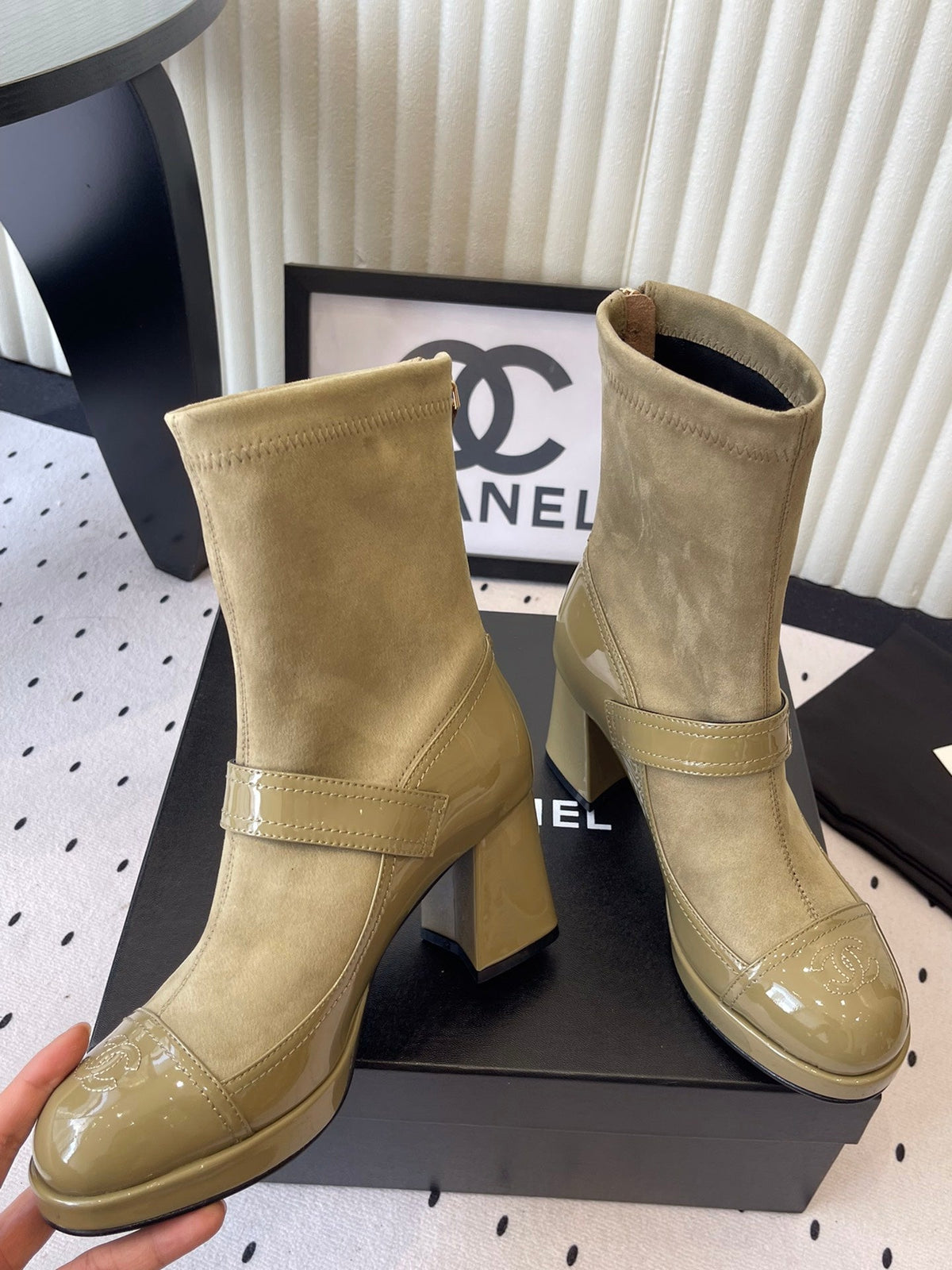 CC 25 Short Boot Olive Green Suede Patent Leather 514104