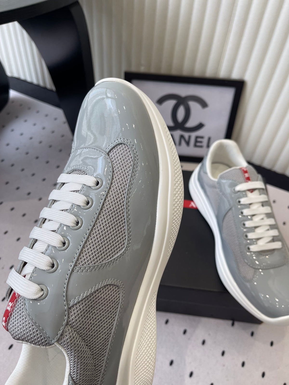 Pra 2025 Sneaker Glossy Gray Patent Leather Mesh 554583