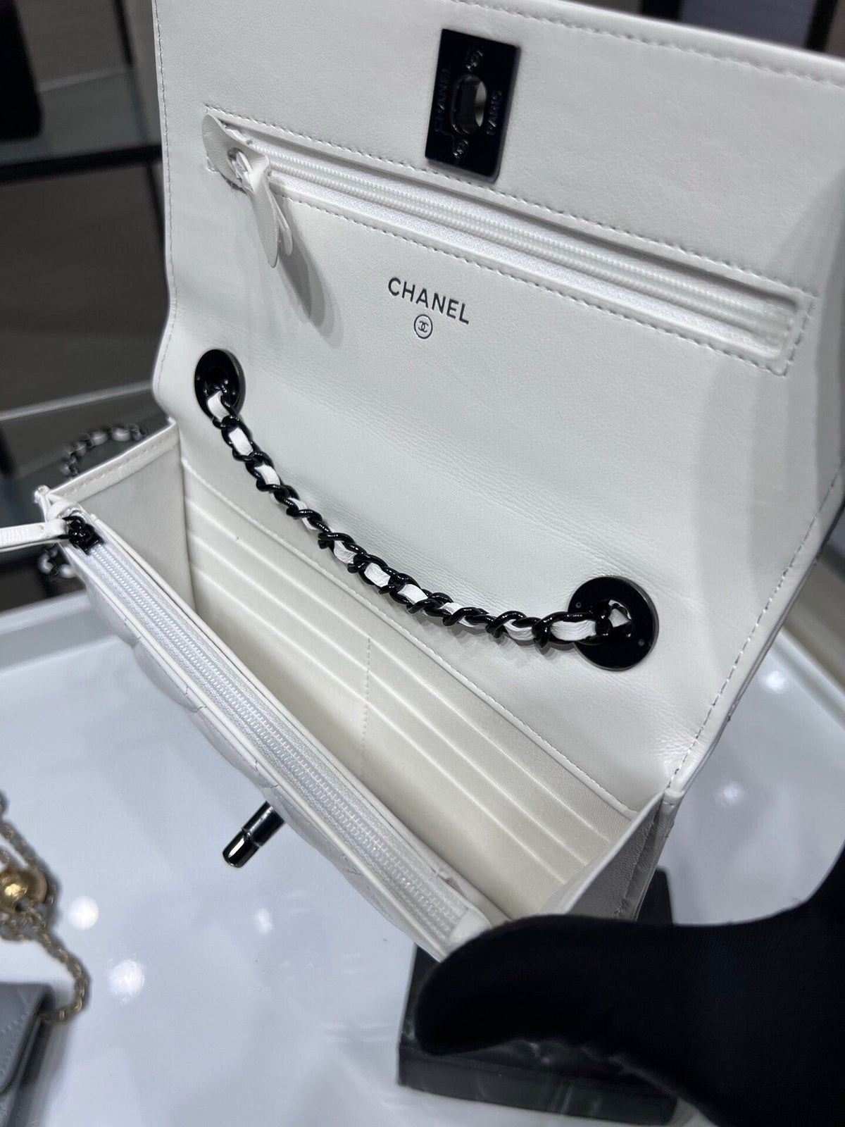 CC WOC 19 WHITE LAMBSKIN BLACK HARDWARE