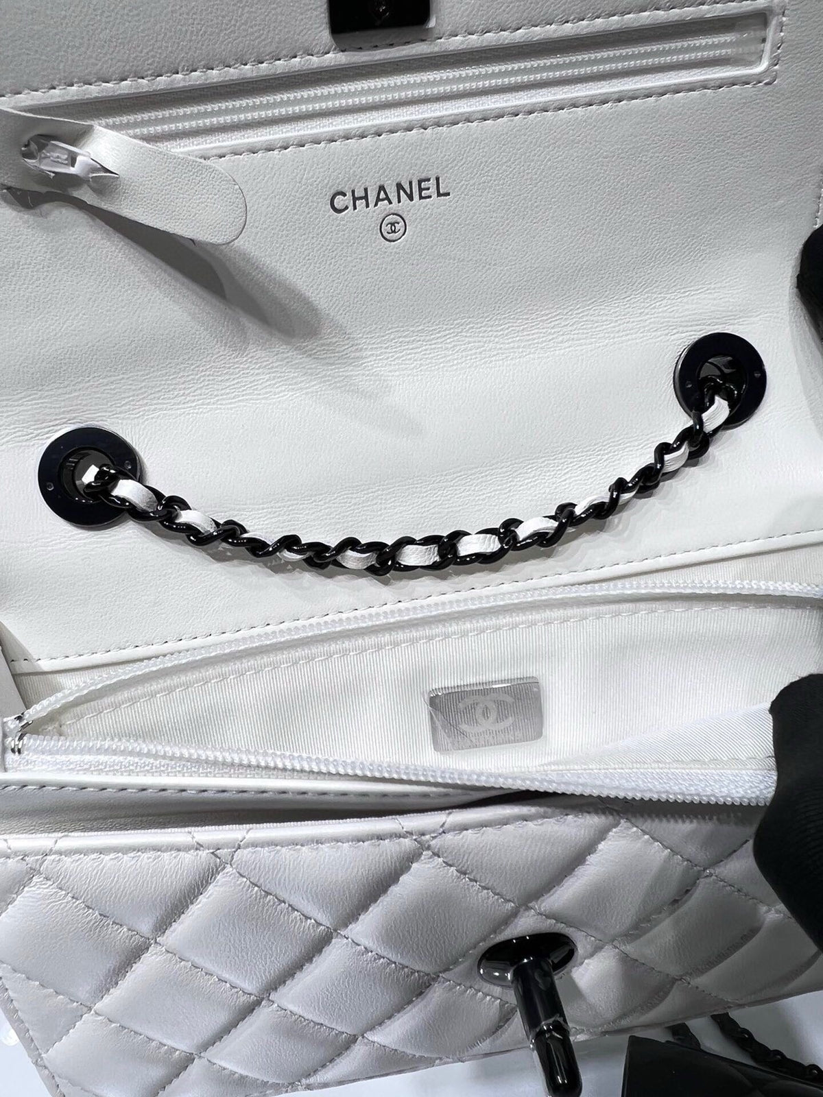 CC WOC 19 WHITE LAMBSKIN BLACK HARDWARE