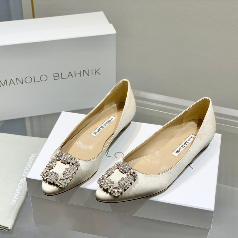 Manolo Diamond Buckle Pumps Beige Silk 327500