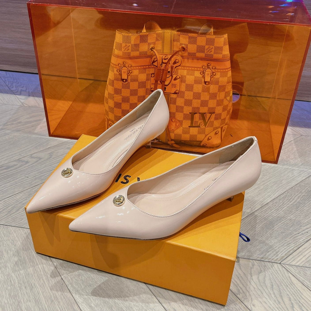 LV SINGLE LOW HEEL PUMP BIEGE