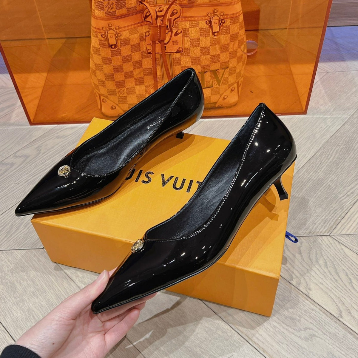 LV SINGLE LOW HEEL PUMP SHINY BLACK