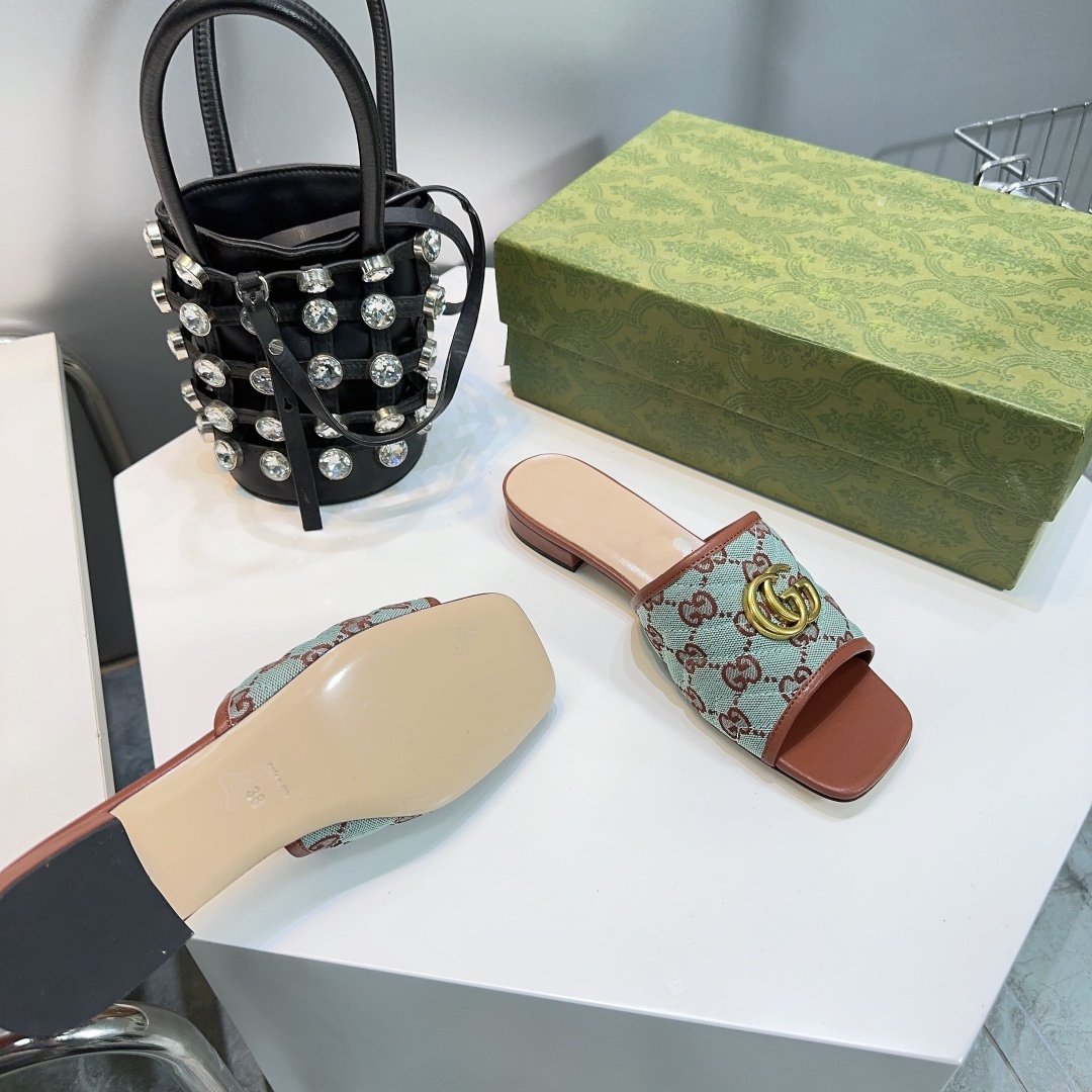 GG MATELASSÃ‰ CANVAS SLIDES LIGHT GREEN