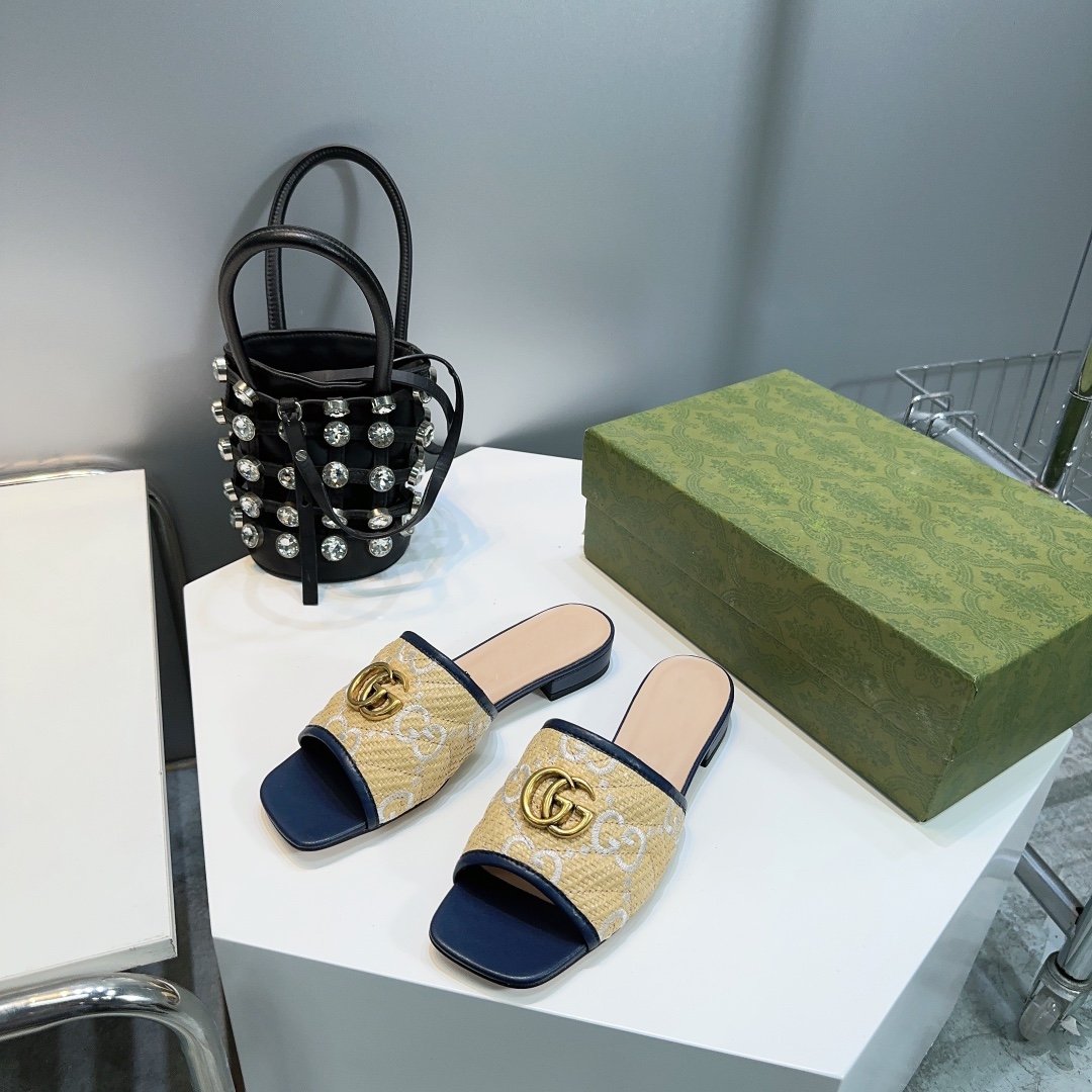 GG MATELASSÃ‰ CANVAS SLIDES WHITE LOGO