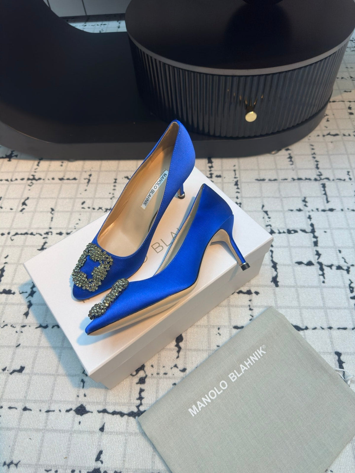 Manolo Blahnik Hangisi Buckle Pump 810197
