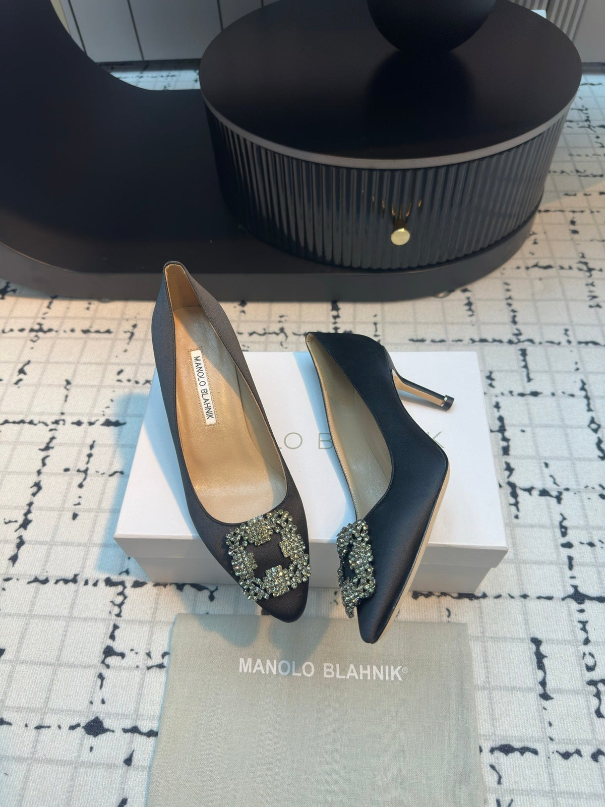 Manolo Blahnik Hangisi Buckle Pump 810197