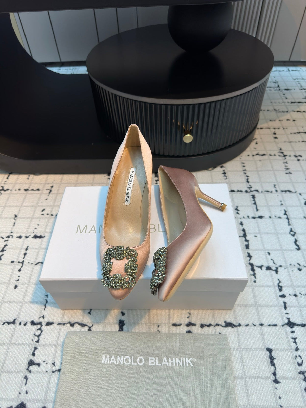 Manolo Blahnik Hangisi Buckle Pump 810197