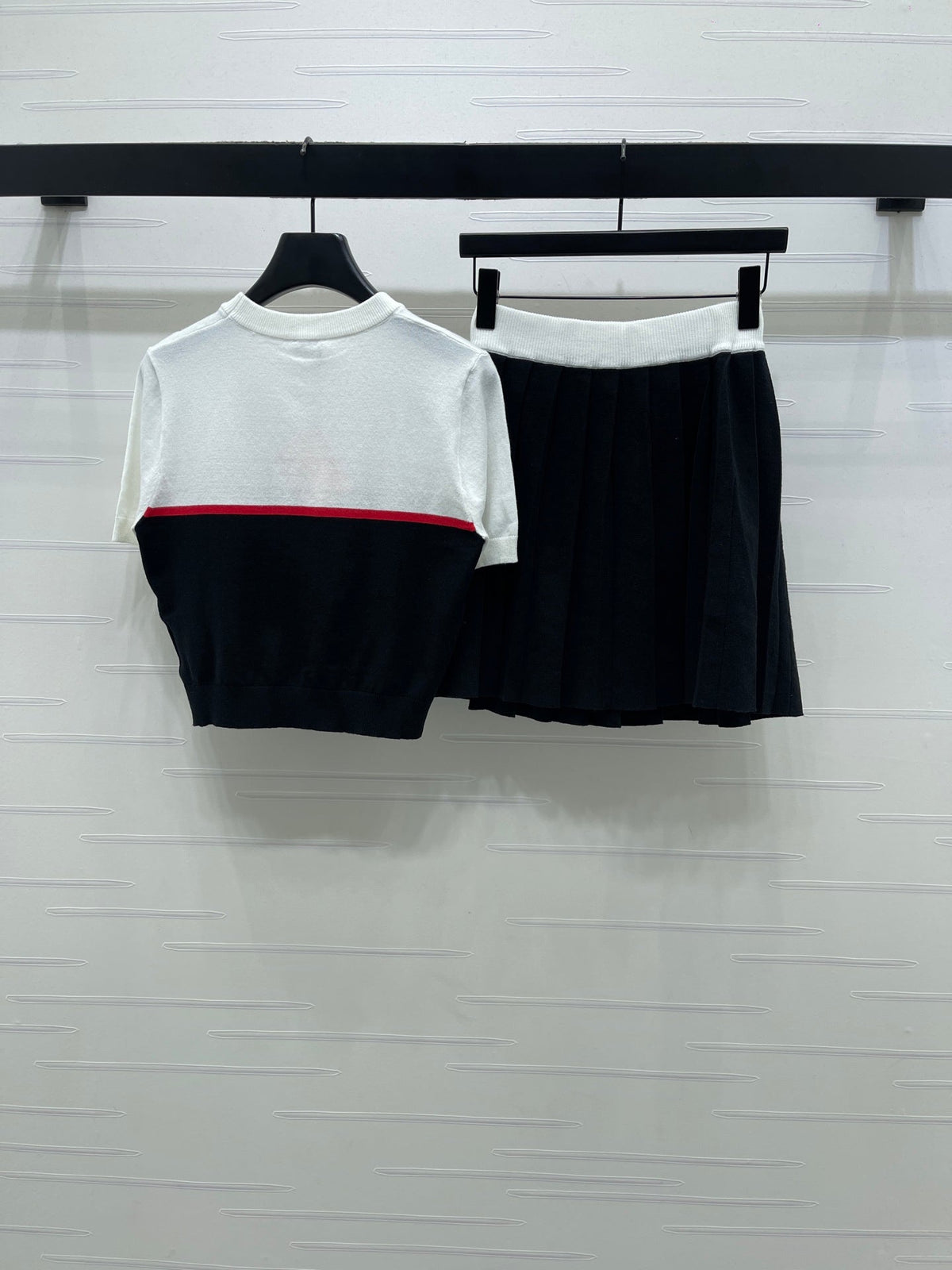 Miumiu 2026 Crew Neck Knit Short-sleeved Pleated Skirt Set Wool 352667