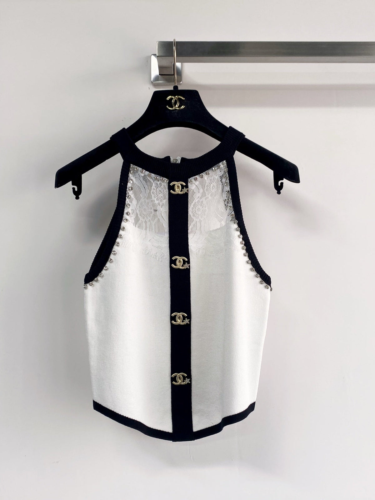 Chanel 2026 Color-Blocked Knitted Vest with Rhinestone-Studded 972720