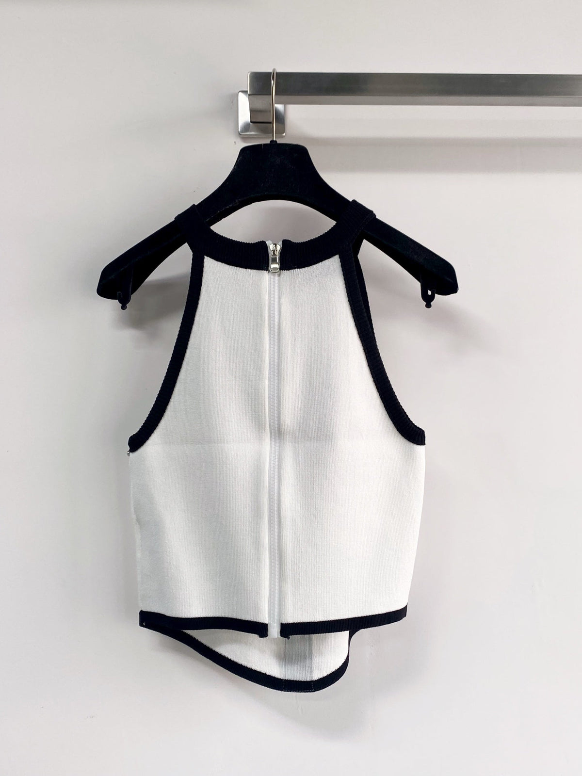 Chanel 2026 Color-Blocked Knitted Vest with Rhinestone-Studded 972720