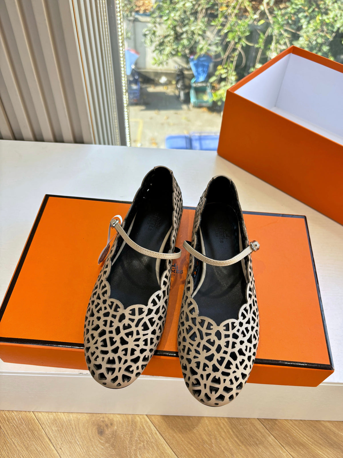 HM 26ss Pig-Nose Ballet Flat Beige Black Cowhide 603929