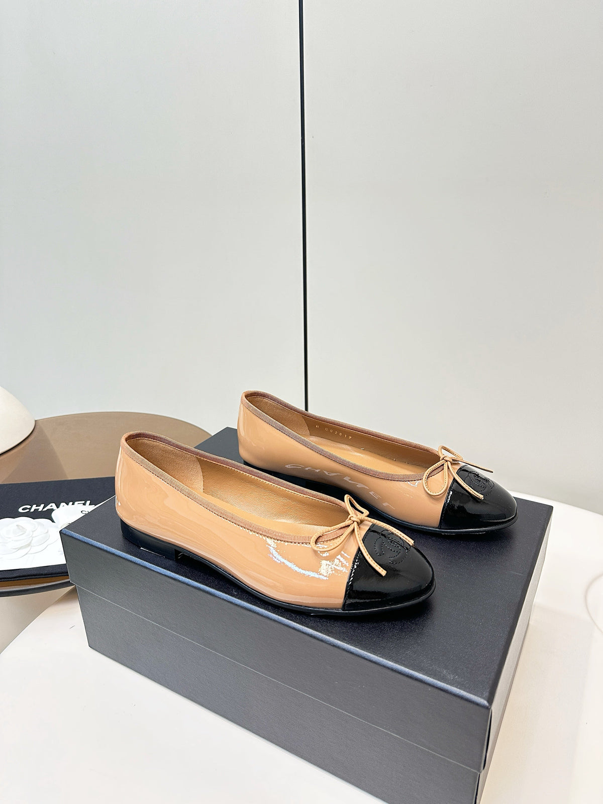 Chanel 25 Ballet Flat Tan Black Patent Leather 469255