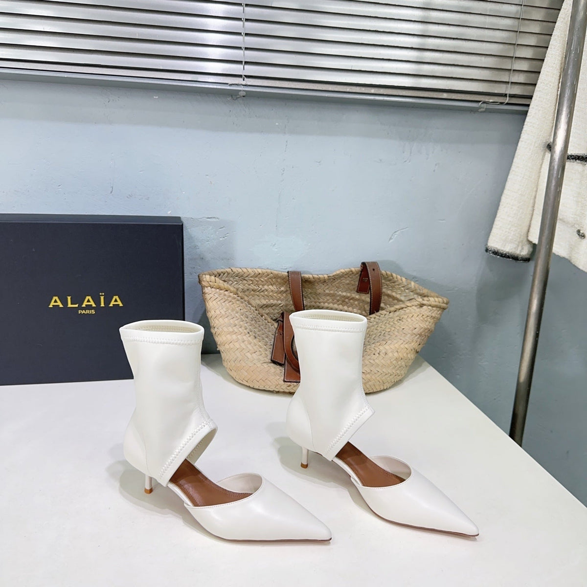 Alaia's new fall/winter ankle boots white sheepskin 388515