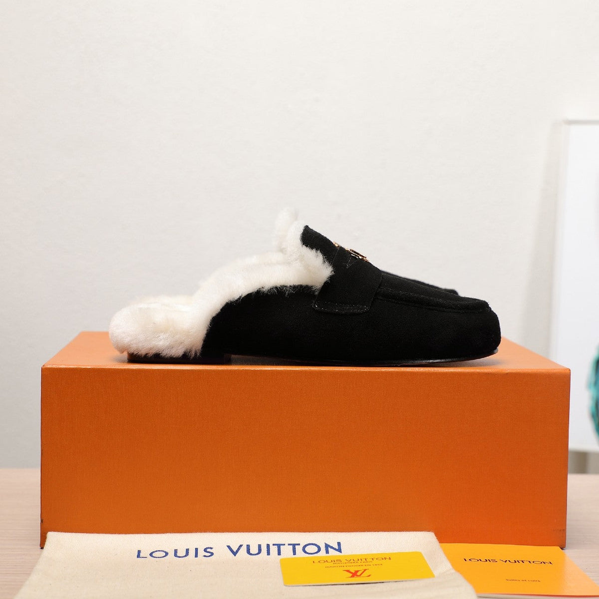 LV 25C Flat Mule Black Suede With white fleece 218296