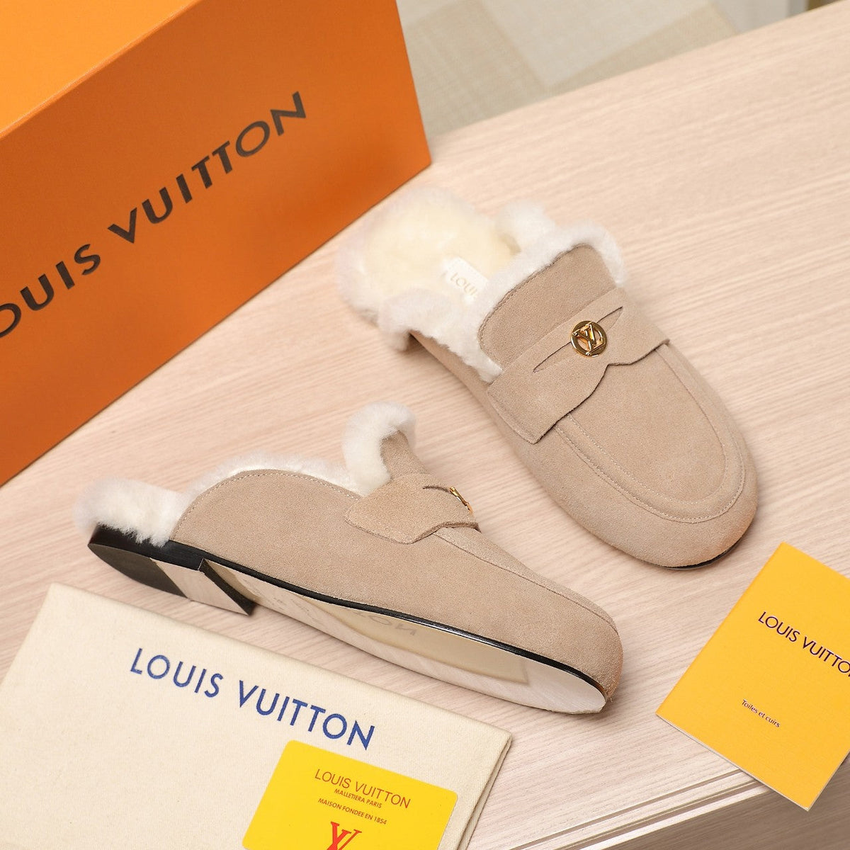 LV 25C Flat Mule Cream Suede With white fleece218297