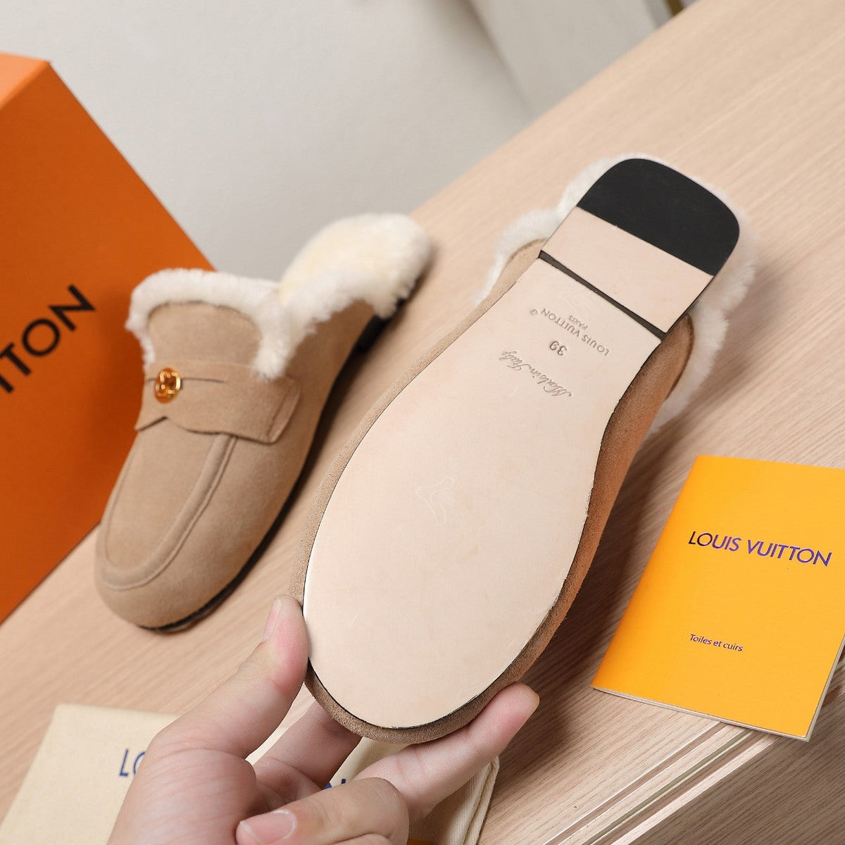 LV 25C Flat Mule Cream Suede With white fleece218297