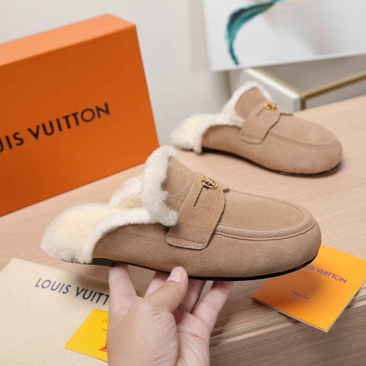 LV 25C Flat Mule Cream Suede With white fleece218297
