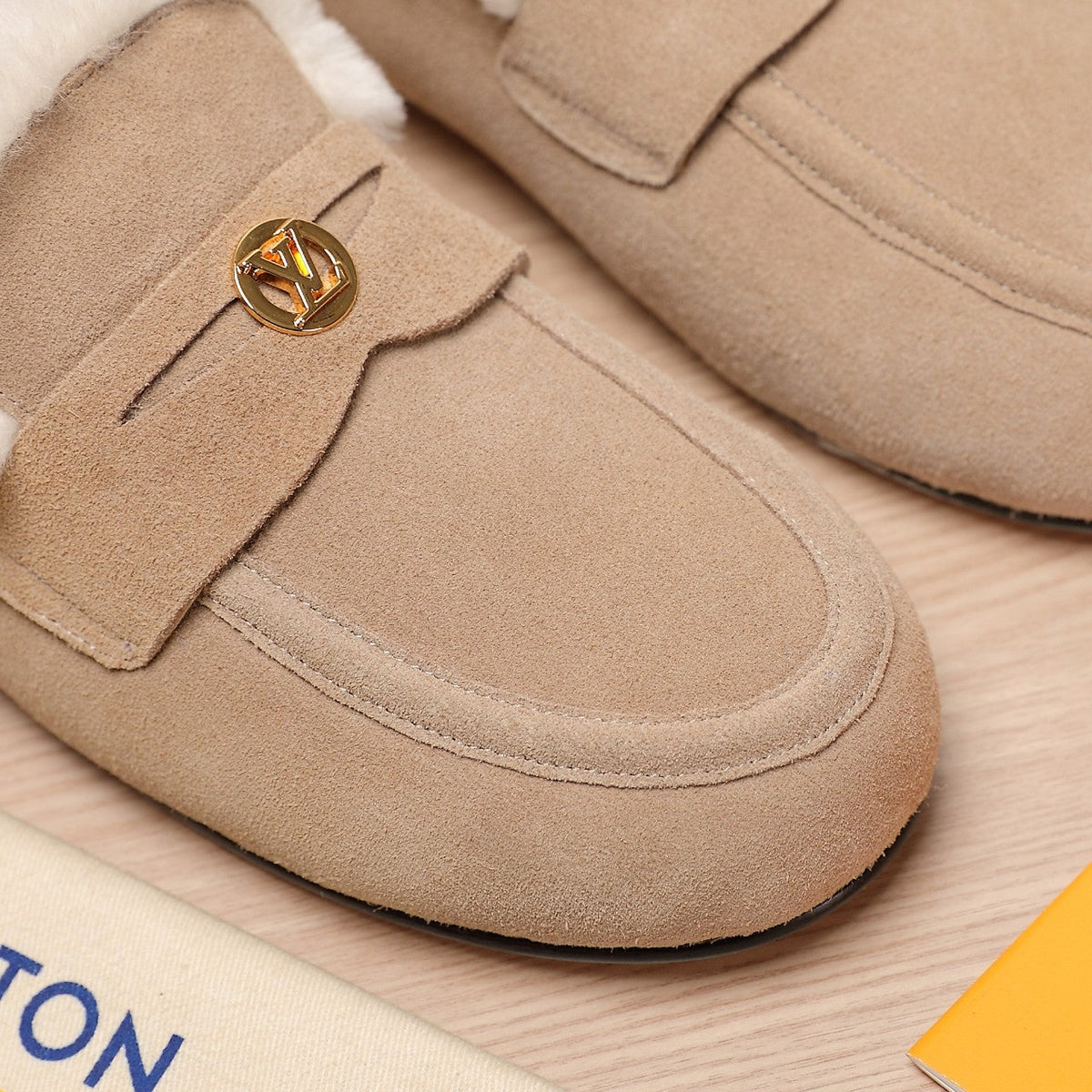 LV 25C Flat Mule Cream Suede With white fleece218297