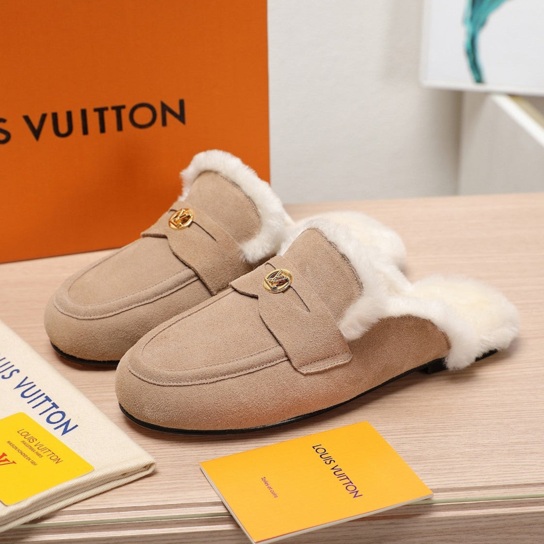 LV 25C Flat Mule Cream Suede With white fleece218297
