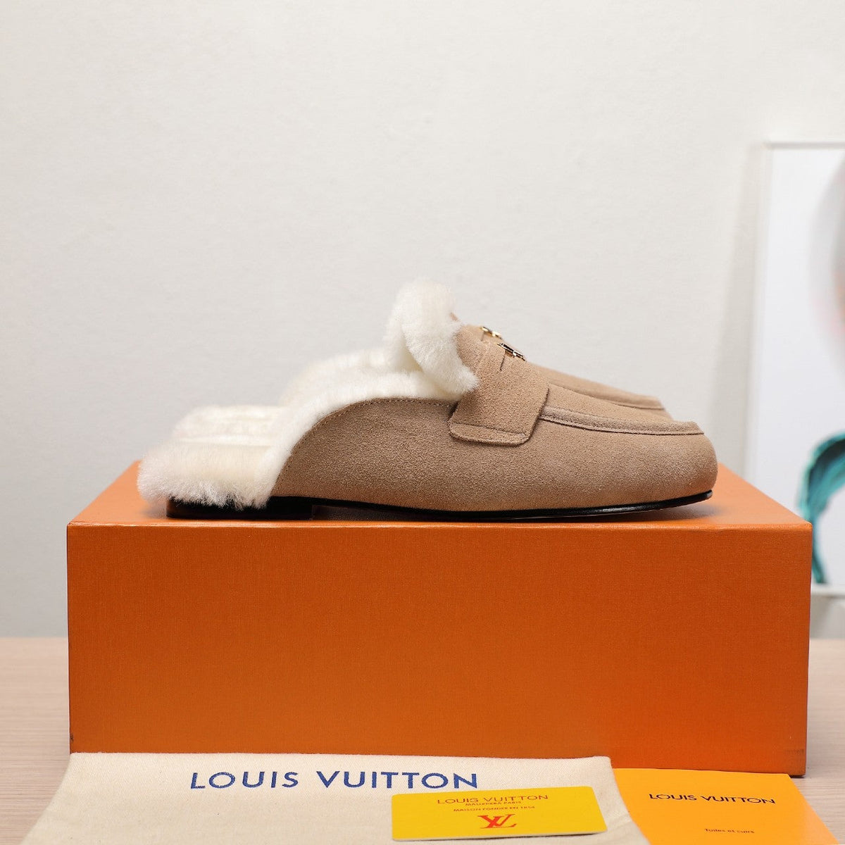 LV 25C Flat Mule Cream Suede With white fleece218297