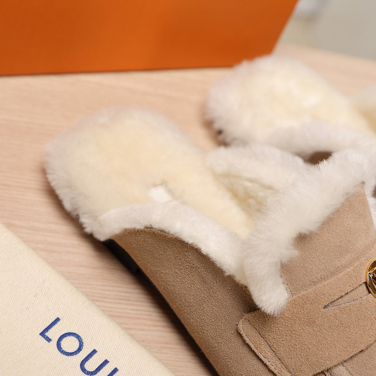 LV 25C Flat Mule Cream Suede With white fleece218297