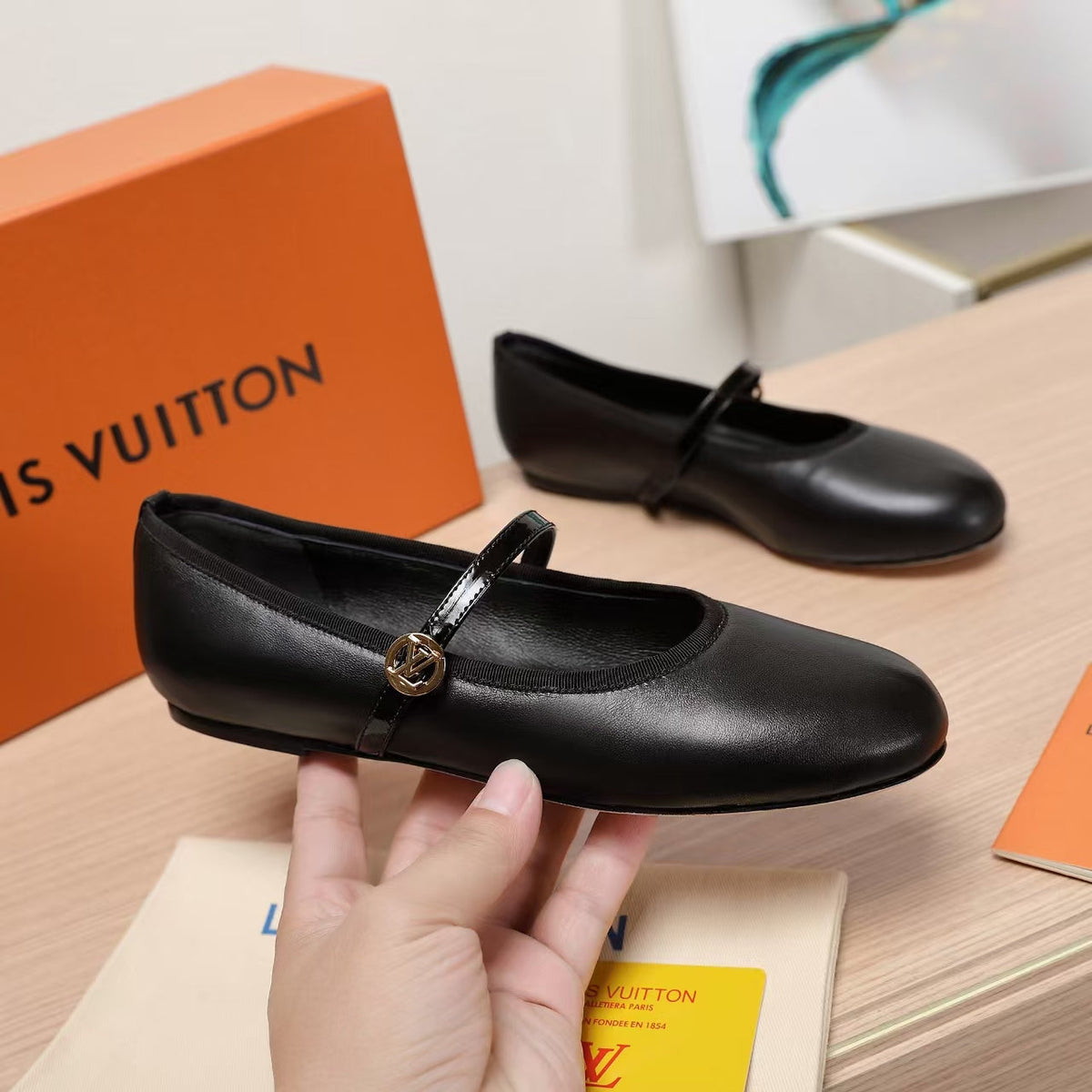 LV 25C Romy Flat Black Sheepskin 218304