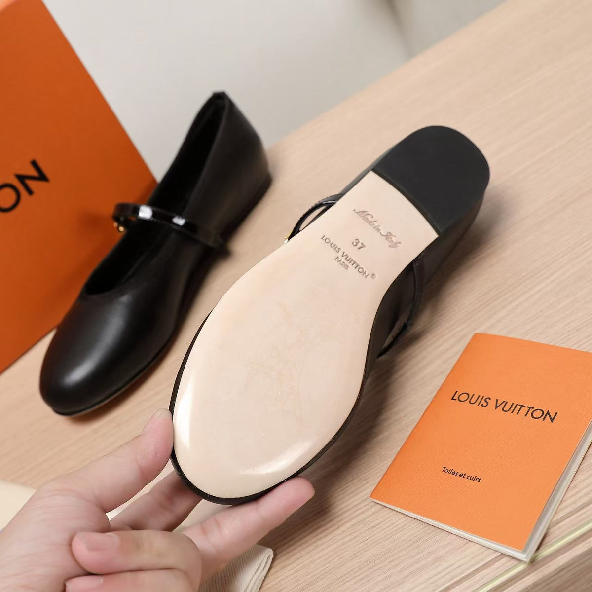 LV 25C Romy Flat Black Sheepskin 218304