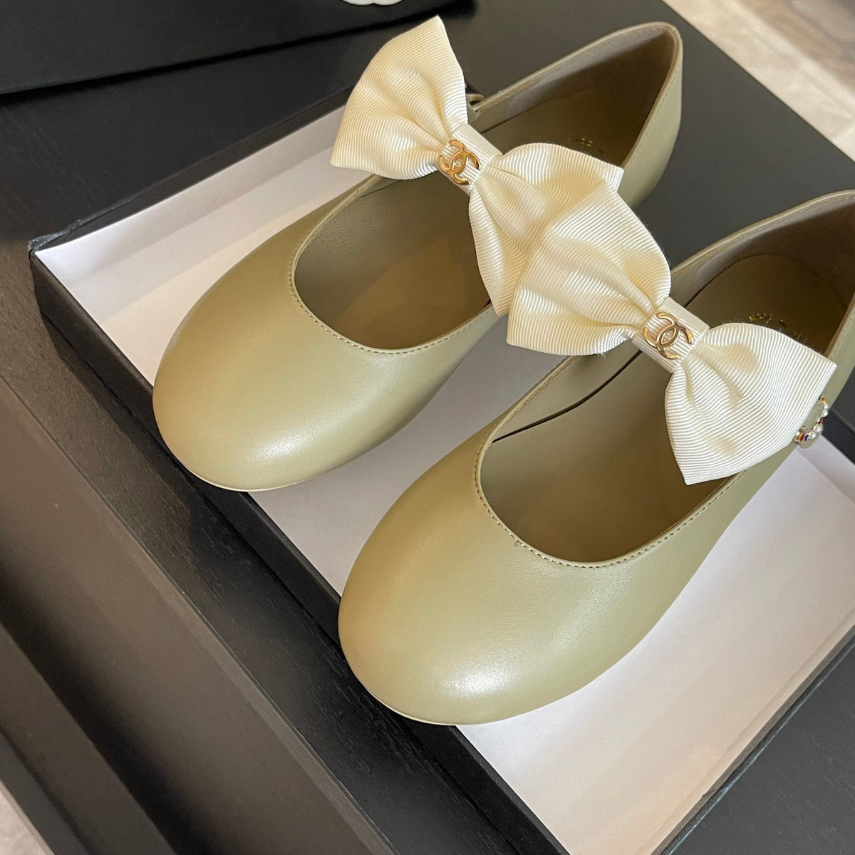 BALLET FLAT EICRU BEIGE LAMBSKIN WITH WHITE BOW