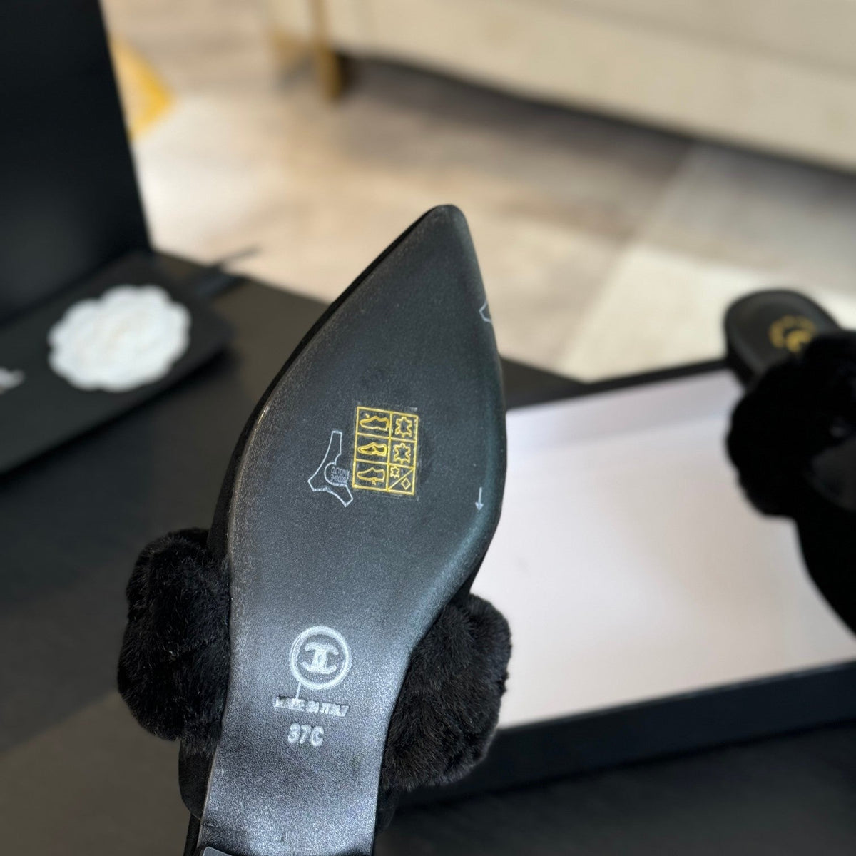 CC MULE IN BLACK SMOOTH FLEECE WITH GOLD HARDWARE