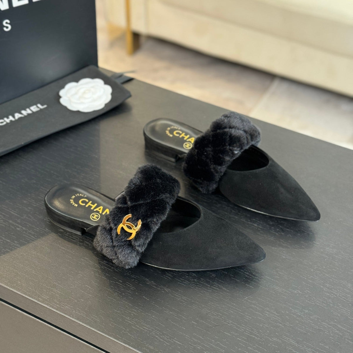 CC MULE IN BLACK SMOOTH FLEECE WITH GOLD HARDWARE