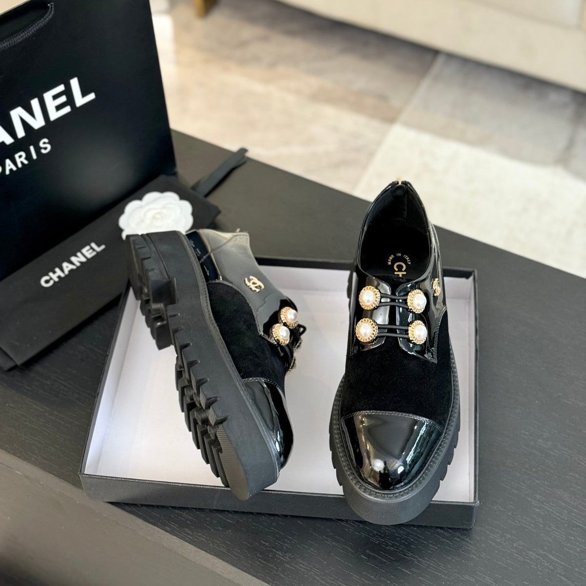 CC OXFORD SHOES IN BLACK SUEDE AND CALFSKIN WITH PEARL CHAIN