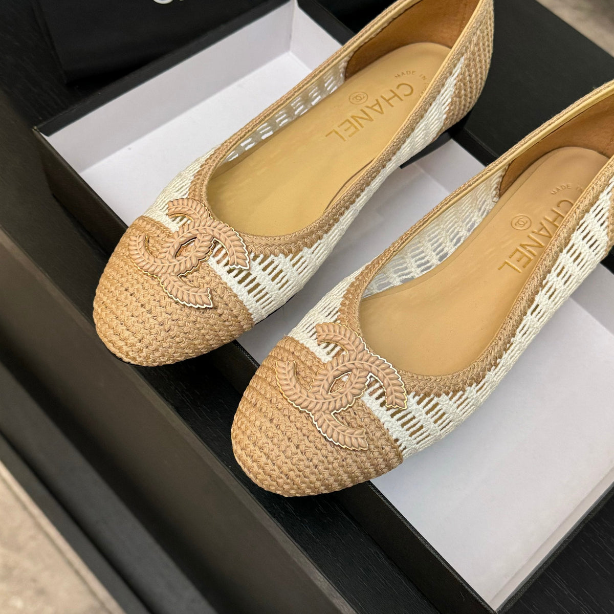 CC 25P Ballet Flat White Beige Raffia Large Logo