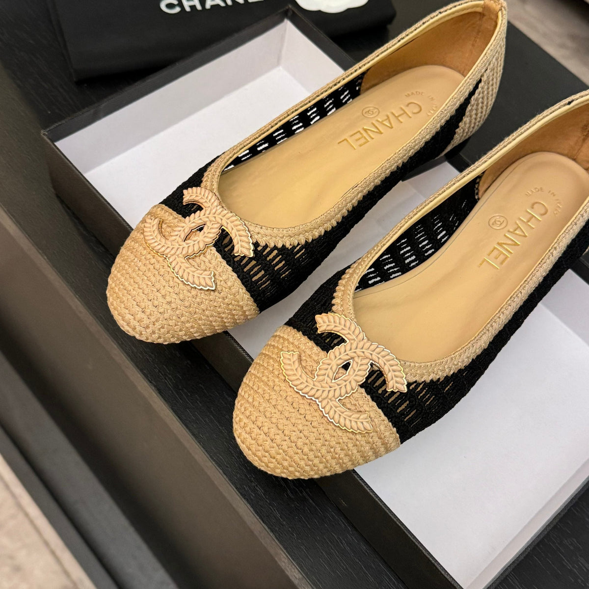 CC 25P Ballet Flat Black Beige Raffia Large Logo