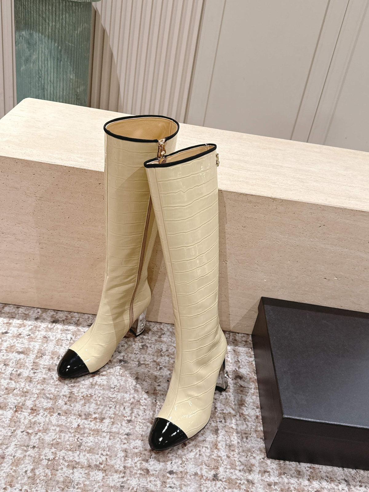CC high-heeled boots beige black patent calfskin 532835