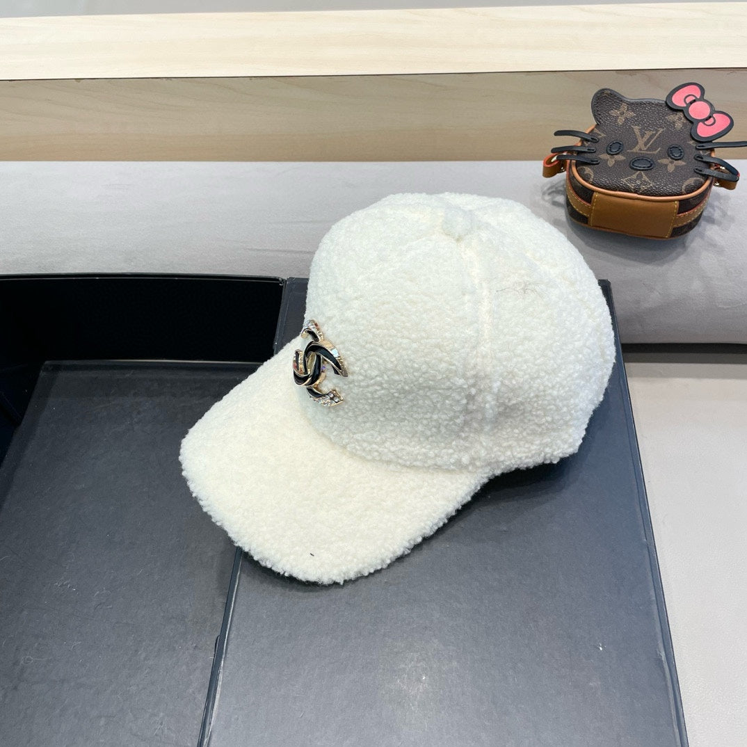 BASEBALL HAT IN WHITE LAMB FUR 424251