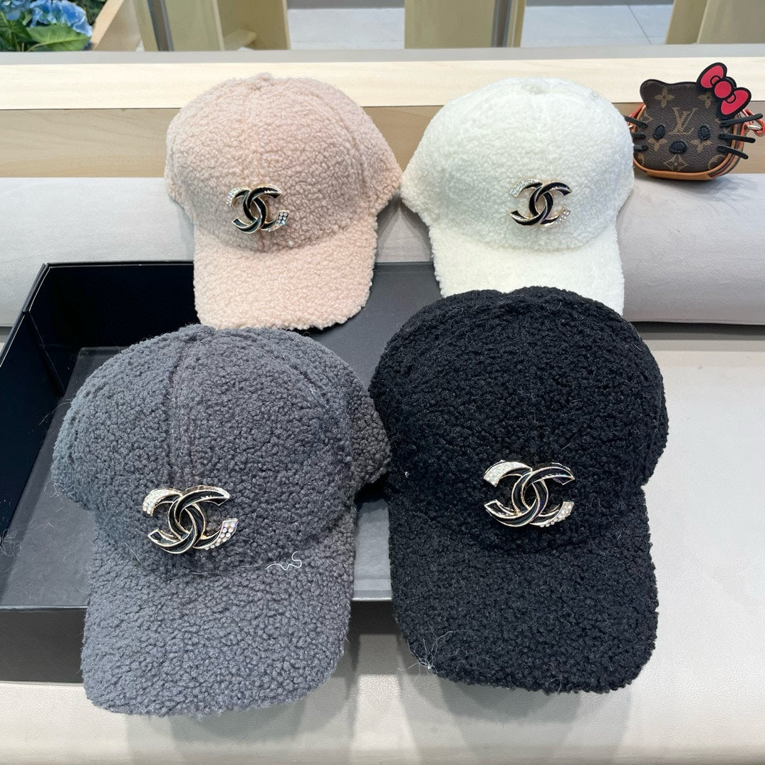 BASEBALL HAT IN WHITE LAMB FUR 424251