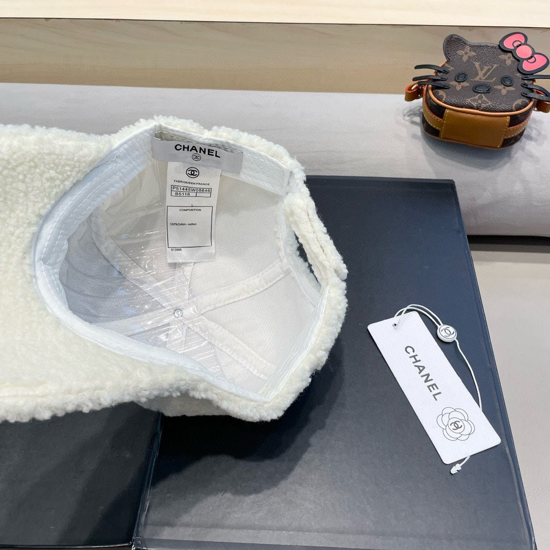 BASEBALL HAT IN WHITE LAMB FUR 424251