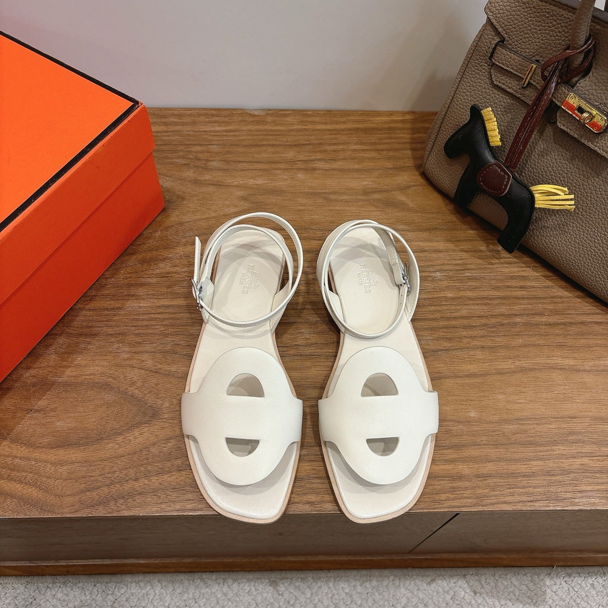 HM 26ss Flat Sandal White Calfskin 638414
