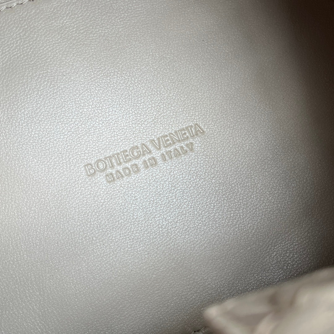 BV Parachute Intrecciato Shoulder Bag Beige Cowhide 545169