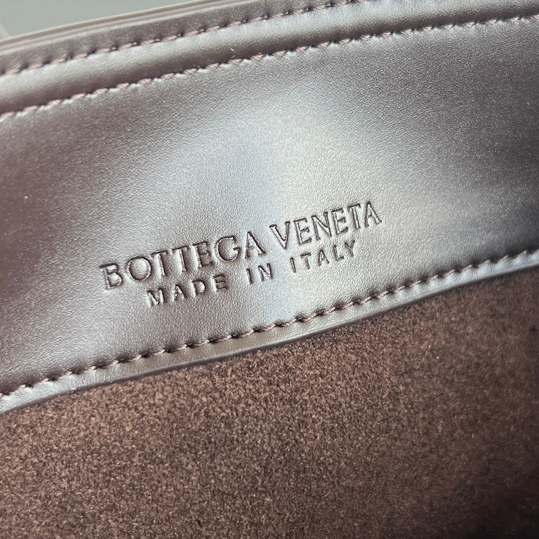 BV Liberta Bucket Chocolate Smooth Calfskin Suede 545226
