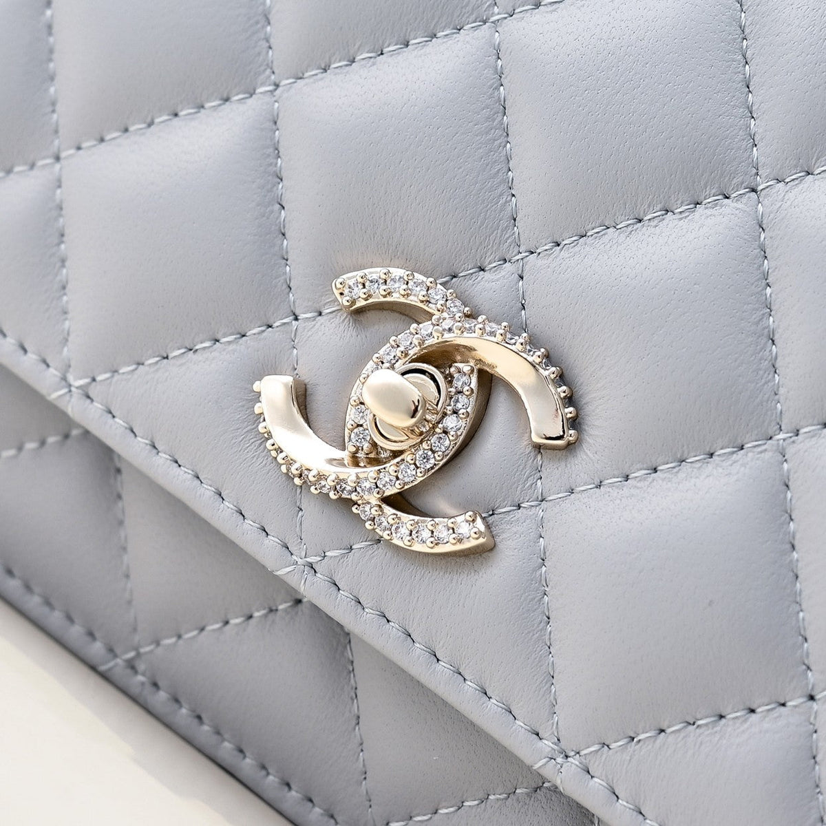 CC 24K Woc Top Handle 19cm Light Grey Lambskin Light Gold Hardware