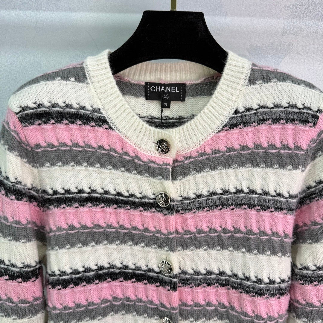 Chanel 25 Cardigan Pink and White Wool 308025